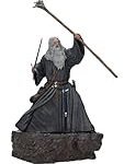 Análisis y comparativa: La figura de Gandalf y su poderosa arma mágica en el mundo de la fantasía medieval