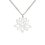 El colgante de flor de loto: el amuleto perfecto para complementar tu arsenal medieval