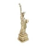 Análisis de la Estatua de la Libertad: ¿Qué Material Haría las Mejores Armas Medievales?