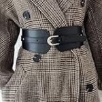 Análisis: El cinturón ancho de mujer, ¿la mejor arma medieval de la moda?